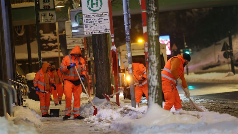 Die Mitarbeitenden der Stadtreinigung beim Schnee schieben. (Archivbild) 