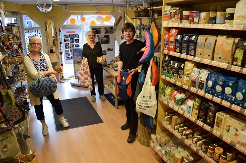 Buxtehuder Weltladen: Wer hier arbeitet, zahlt sogar dafür Die Mitarbeiter Karin Fritze (von links), Ute Mehlhoop und Burkhard Herbers im Weltladen in Buxtehude. Fotos: Sulzyc