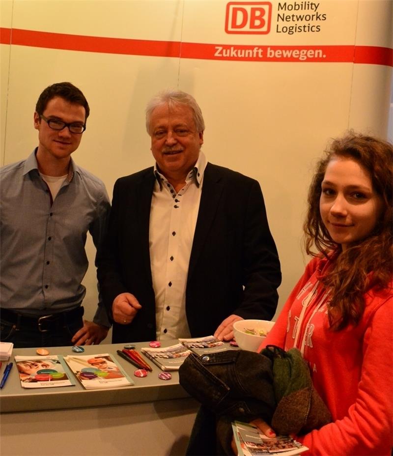 Die Mitarbeiter der Deutschen Bahn , Torben Oeser und Friedrich Pech, informieren über die Einstiegschancen in dem internationalen Konzern. Zehntklässlerin Nadine Fürstenau, die Bauingenieurin werden möchte, war eine der ersten Besucherinne