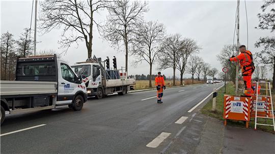 Die Mitarbeiter der Firma Bremer Verkehrstechnik räumen am Freitag den Weg von Stade nach Kehdingen für die Autofahrer frei.