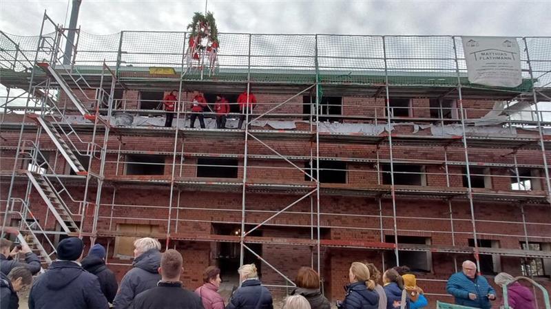 Die Mitarbeiter der Zimmerei Matthias Flathmann: Lorenz Bertram (2. von links) spricht den Richtspruch.