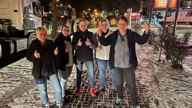 Polizei und Rettungsdienst: So lief der Protesttag der Landwirte im Kreis Stade Die Mitarbeiter des Rewe-Marktes in Fredenbeck zeigten den Landwirten ihre Unterstützung.