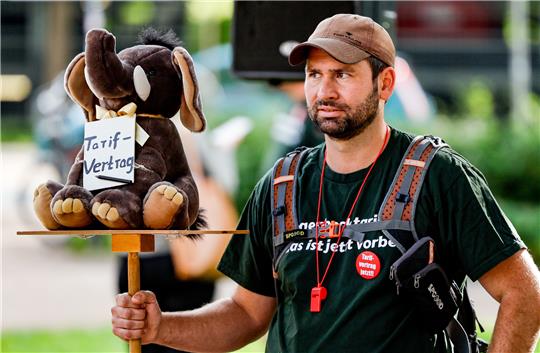 Die Mitarbeiter des Tierparks streiken für einen Tarifvertrag. Foto: Axel Heimken/dpa