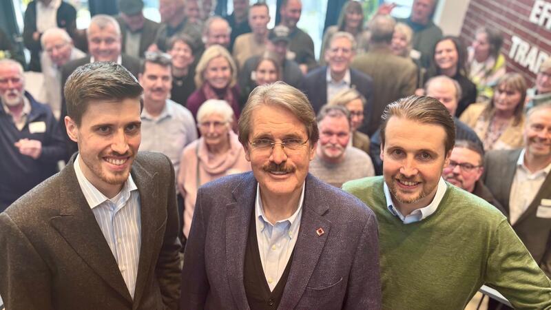 Die Mitarbeiter stehen seit Jahrzehnten hinter ihnen: Lars Viebrock, Vater Andreas Viebrock und Bruder Dirk Viebrock (von links).