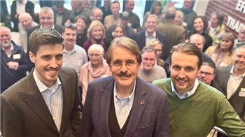 Die Mitarbeiter stehen seit Jahrzehnten hinter ihnen: Lars Viebrock, Vater Andreas Viebrock und Bruder Dirk Viebrock (von links).