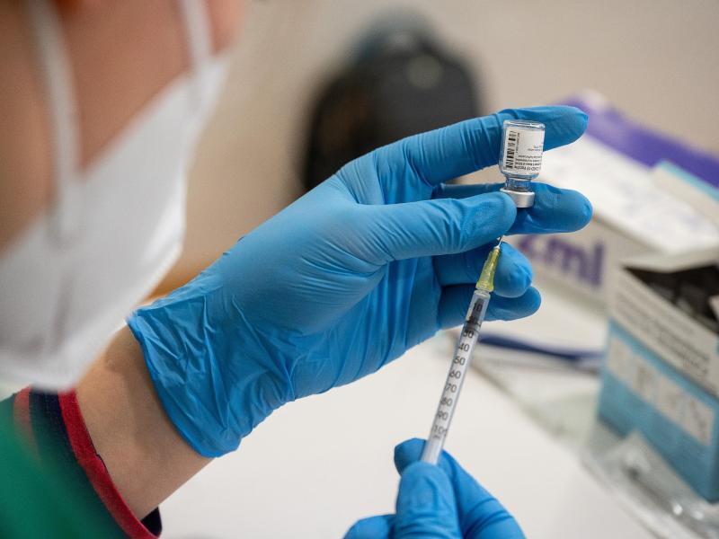 Die Mitarbeiterin eines Impfteams bereitet eine Spritze für die Corona-Impfung vor. Foto: Sebastian Gollnow/dpa/Symbolbild