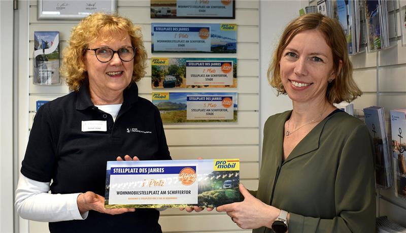 Die Mitarbeiterinnen Bärbel Holst (links) und Andrea Bajus mit der Auszeichnung im Servicegebäude des Wohnmobilstellplatzes am Schiffertor.