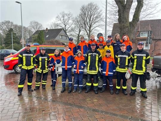 Die Mitglieder der Freiwilligen Feuerwehr Helmste beteiligten sich am Umweltschutztag. Foto: Feuerwehr Helmste