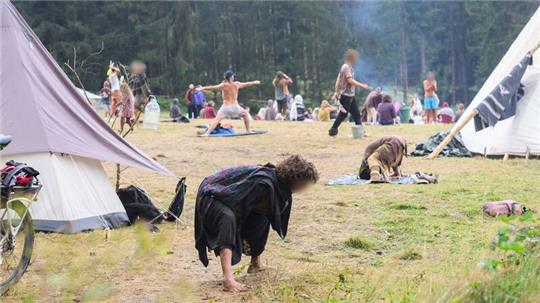 Die Mitglieder der Rainbow-Family campieren seit vergangenem Donnerstag in den Wäldern.