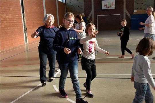 Die Mitglieder der Volkstanzgruppe studieren in der kleinen Turnhalle in Steinkirchen eine neue Choreografie ein. Foto: Felsch
