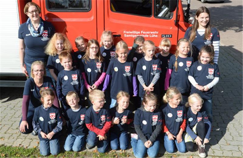 Die Mitglieder der neuen Kinderfeuerwehr in der Samtgemeinde Lühe freuen sich über ihre zukünftigen unterhaltsamen Aufgaben.  Foto Kordländer