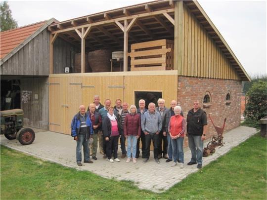 Die Mitglieder des Heimatkulturvereins Düdenbüttel „Freunde der Remise“ e.V. vor dem neuen Anbau.