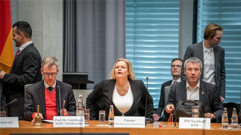 Die Mitglieder des Innenausschusses im Bundestag wollen sich diese Woche zu einer Sondersitzung treffen, in der es um den Anschlag in München gehen soll (Archivbild). 