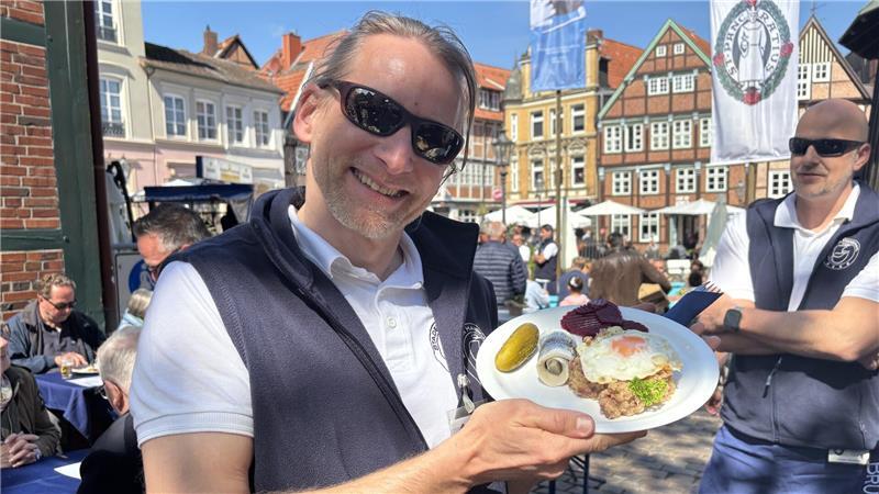 Die Mitglieder von drei Stader Brüderschaften servierten am Samstag knapp 1300 Portionen Labskaus beim Hansemahl.