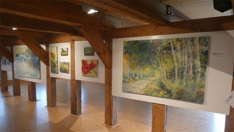 Die Mitteletage des alten Kornspeichers bietet Kunstausstellungen Raum, hier Bilder von Elisabeth Holzhausen aus Wedel.