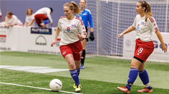 Die Mittelfeldspielerinnen Vanessa Draack (links) und Tessa-Marie Höft (rechts) sind mit drei und sechs Toren die besten Torschützinnen beim VfL.