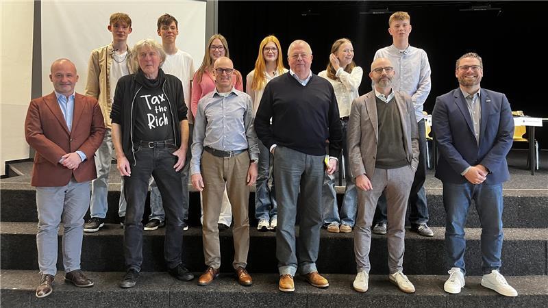 Die Mitwirkenden der Surfpark-Diskussion in der IGS Stade am 24. April 2026.