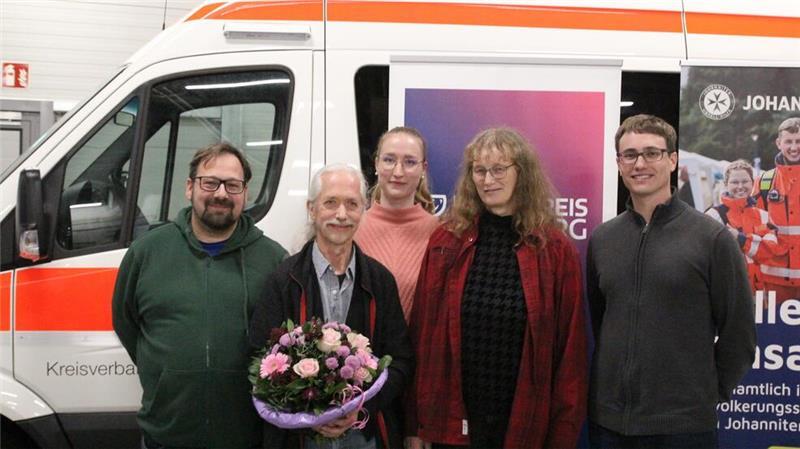 „Dass ich heute hier bin, ist ein Wunder!“: Er lebt dank Mobiler Retter Die Mobilen Retter haben Heiko Siebern (2. v. li.) das Leben gerettet (v. li.): Markus Bodmann (Rettungsdienstgesellschaft Landkreis Harburg), die Mobile Retterin Nadine Jansen (JUH), Martina Siebern und Sven Westphalen (Disponent Rettungsleitstelle Landkreis Harburg).