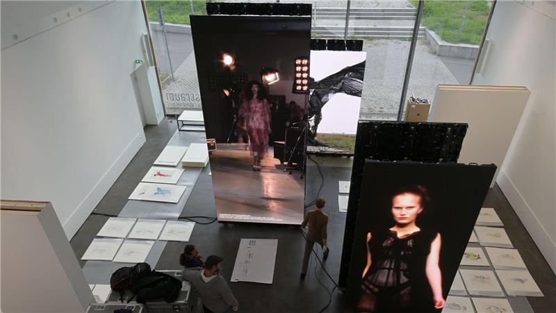 Die Mode von Wolfgang Joop wird in der Ausstellung zu seinem Lebenswerk im Kunstraum Potsdam in Szene gesetzt.