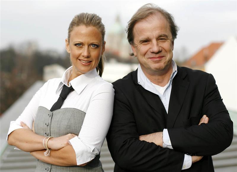 Die Moderatoren Barbara Schöneberger und Hubertus Meyer-Burckhardt, aufgenommen am 14. Januar 2008 in Hannover während eines Fototermins. Foto: Jochen Lübke/dpa
