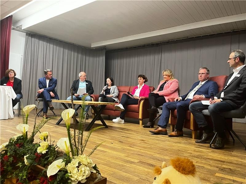 Die Moderatoren Rudolf Meyn (3. v.l.) und Daniel Jahnke (rechts) vom Runden Tisch Kutenholz befragten Politiker und Vertreter der Kommunen auf dem Roten Sofa.