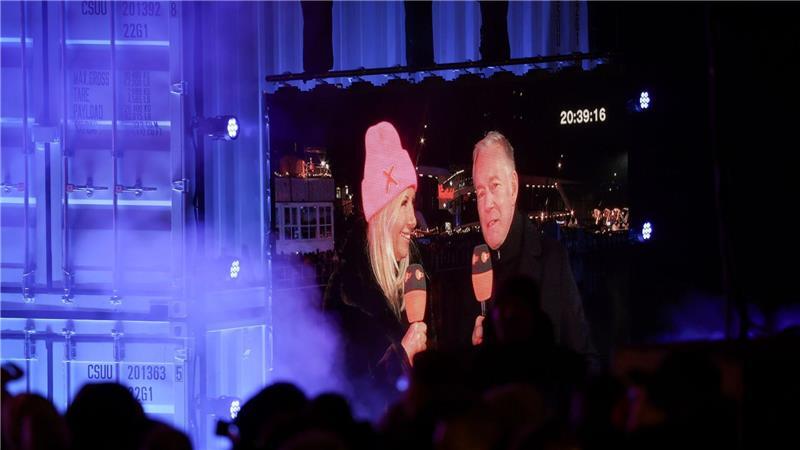 Viel Lokalkolorit bei ZDF-Silvestershow im Hamburger Hafen Die Moderatoren begrüßten die Zuschauer mit „Moin“ und „Hallo, Hamburg“.