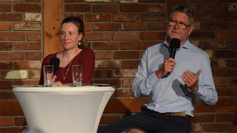 TAGEBLATT-Talk: Sechs Bürgermeisterkandidaten zeigen Profil in Stade Die Moderatoren beim TAGEBLATT-Talk: Lena Stehr und Lars Strüning.