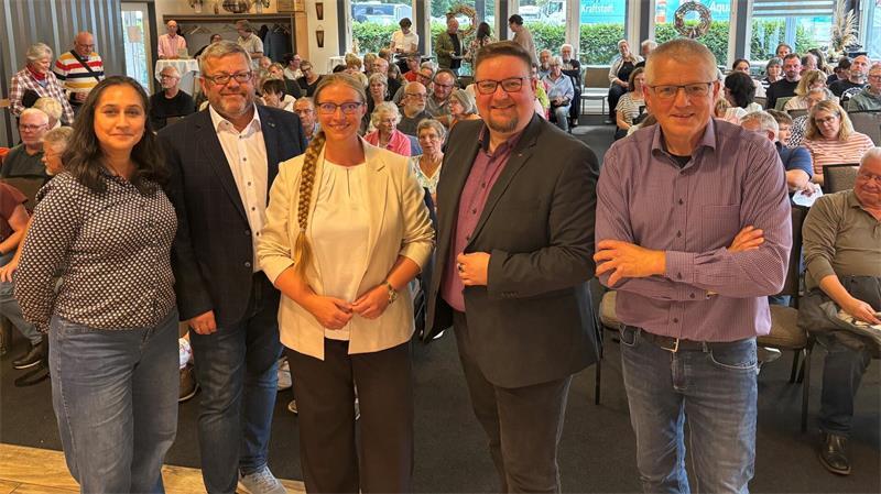 Die Moderatoren und TAGEBLATT-Redakteure Anping Richter (links) und Karsten Wisser (rechts) vor Beginn des TAGEBLATT-Forums zur Kommunalwahl mit den Buxtehuder Bürgermeisterkandidaten Ralf Dessel (Zweiter von links), Katharina Mewes und Clemens Ultsch.