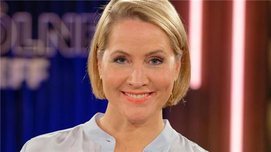 Die Moderatorin Judith Rakers steht im Studio.