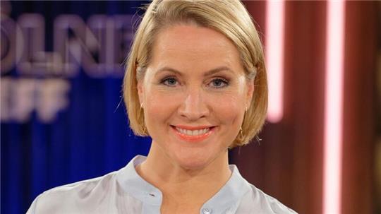 Die Moderatorin Judith Rakers steht nach der Aufzeichnung einer Talkshow im Studio.