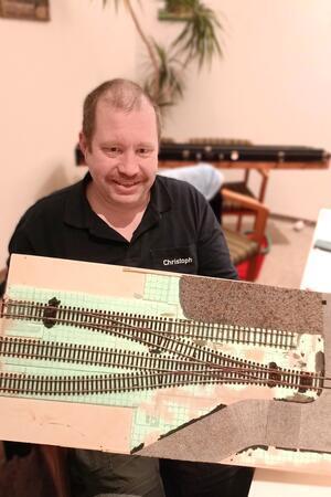 Die Module müssen nach vorgegebenen Maßen gebaut werden. Christoph Sonder bringt ein neues Modul gerade auf Spur.