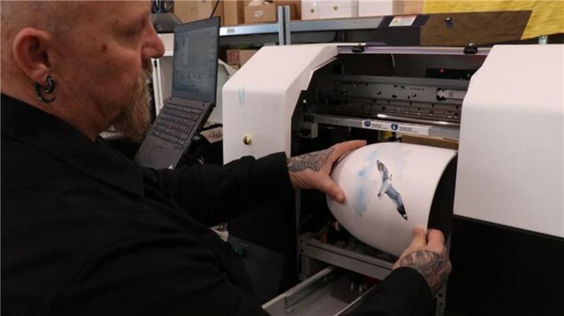 Die Möwe kommt aus dem UV-Drucker: Markus Merz ist in der kleinen, aber rasant wachsenden Firma unter anderem für die Technik zuständig.