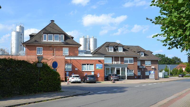 Die Molkerei in Elsdorf ist heute ein international agierendes Unternehmen, das zu 100 Prozent zur Bauer-Gruppe gehört.