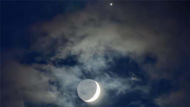Mond- und Sonnenfinsternis im März: Wo man sie im Norden sehen kann Die Mondsichel zusammen mit der Venus (am oberen Bildrand).