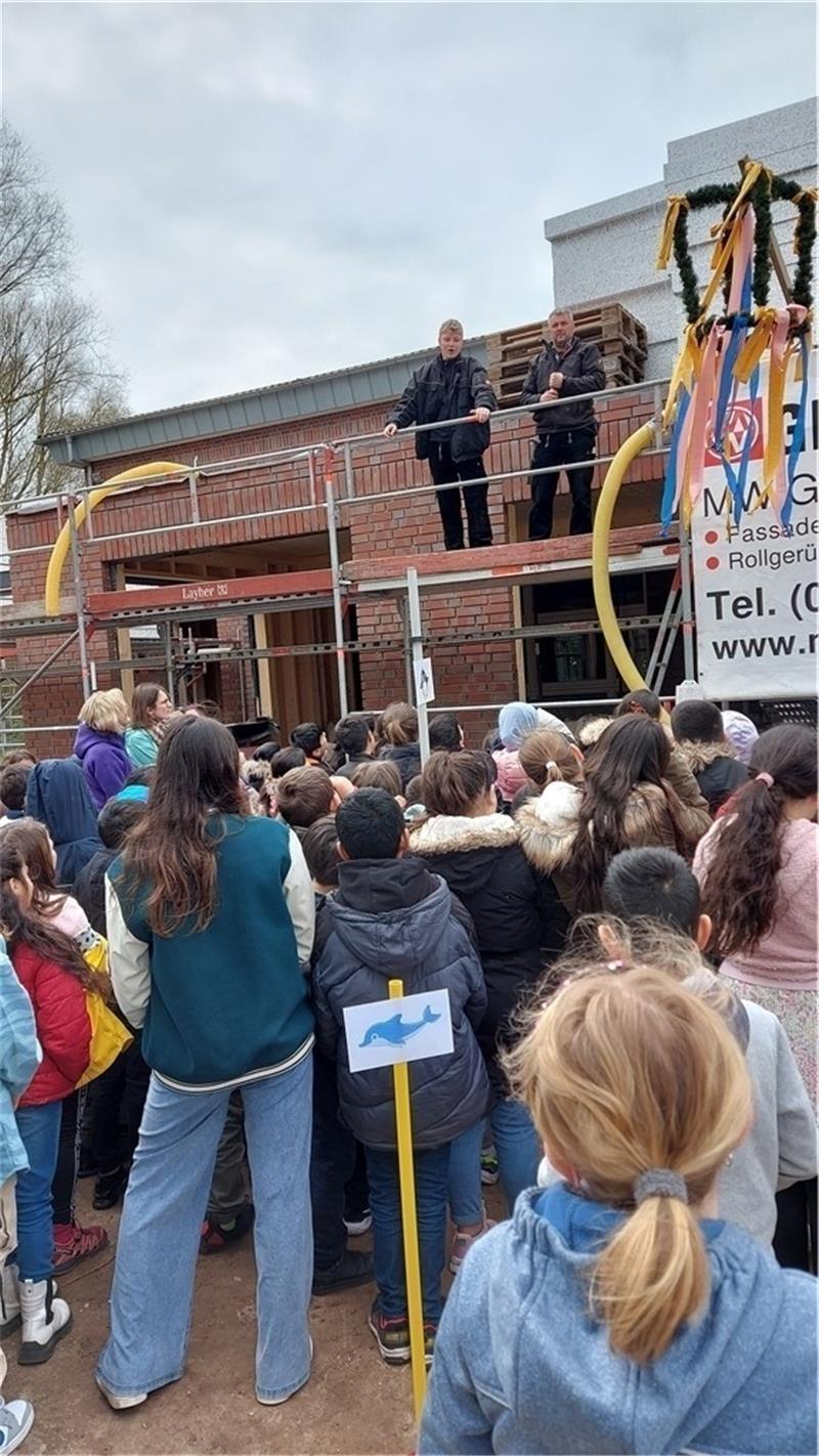 Mensa-Anbau für die Grundschüler: Montessori-Schule feiert Richtfest Die Montessori-Grundschule feierte begeistert Richtfest. Foto: Stadt