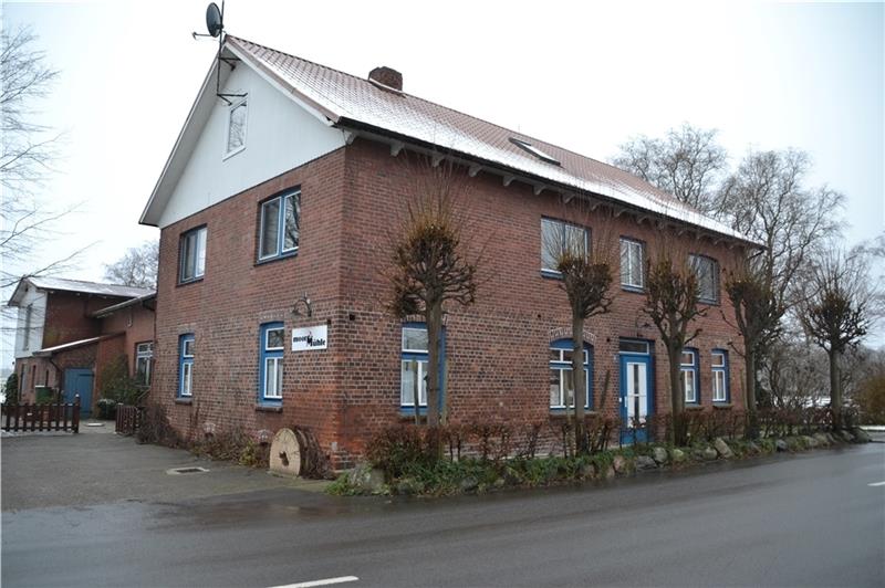 Die Moormühle an der Kreisstraße 27 in Drochtersermoor. Die Mühle stand einst auf dem Anbau links. Fotos: Helfferich (3)