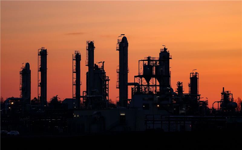 Die Morgensonne färbt den Himmel hinter den Anlagen eines Chemieunternehmens. Das Bundeswirtschaftsministerium rechnet nicht mit einer schnellen Trendwende bei der Konjunktur.