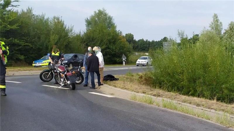 Motorradfahrer stürzen wegen Ölspur auf B 73 in Otterndorf Die Motorradfahrer wurden leicht verletzt. Foto: Feuerwehr Otterndorf