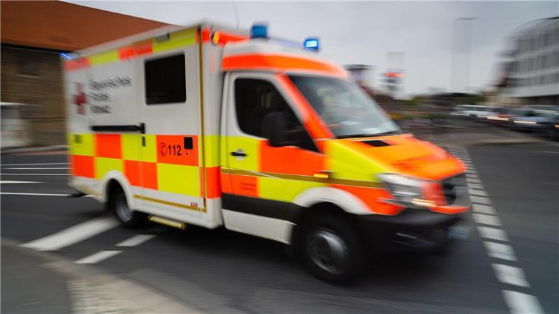 Die Motorradfahrerin wurde mit einem Handgelenksbruch in ein Krankenhaus gebracht. (Symbolbild)