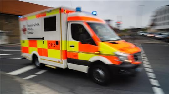 Die Motorradfahrerin wurde mit einem Handgelenksbruch in ein Krankenhaus gebracht. (Symbolbild)