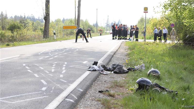 Die Motorradkleidung der Unfallopfer liegt noch am Straßenrand der L517. Foto: Neuendorf