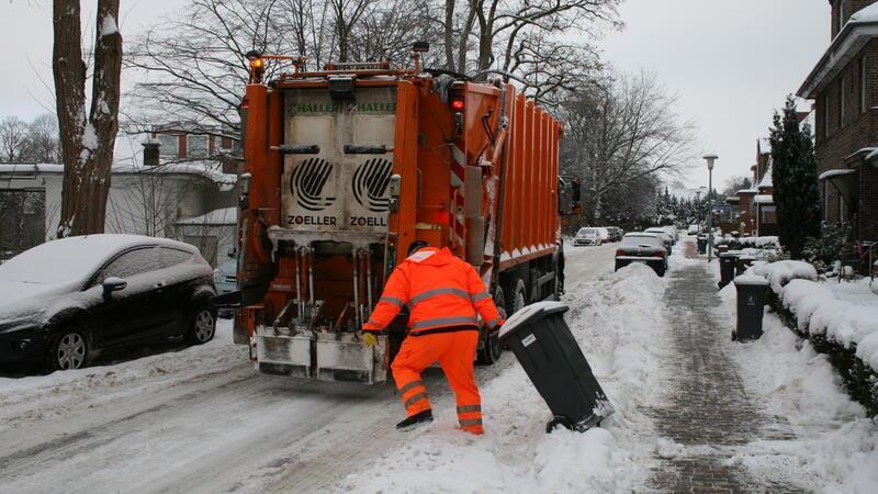 Die Müllabfuhr erfolgt im Winter oft unter erschwerten Bedingungen.