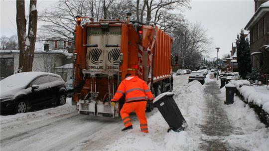 Die Müllabfuhr erfolgt im Winter oft unter erschwerten Bedingungen.