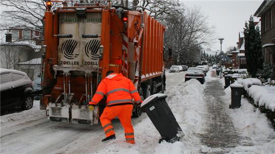 Die Müllabfuhr erfolgt im Winter oft unter erschwerten Bedingungen.