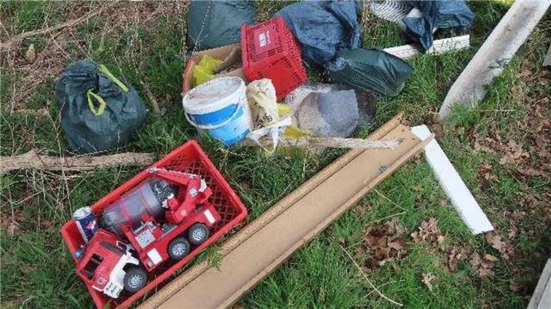 Die Müllfrevler legten auch einen Spielzeug-Betonmischer zurück.