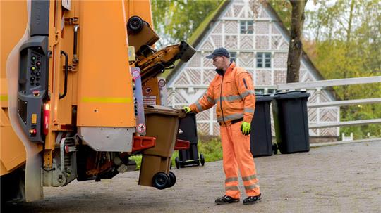 Die Müllgebühren steigen ab 2025 kräftig - bei der Braunen und der Schwarzen Tonne. Das liegt an gestiegenen Personalkosten, aber auch an den Preisen für die Müllverbrennung in Hamburg.
