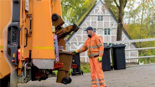 Die Müllgebühren steigen ab 2025 kräftig - bei der braunen und bei der schwarzen Tonne. Das liegt unter anderem an den gestiegenen Personalkosten, aber auch an den Preisen für die Müllverbrennung in Hamburg.