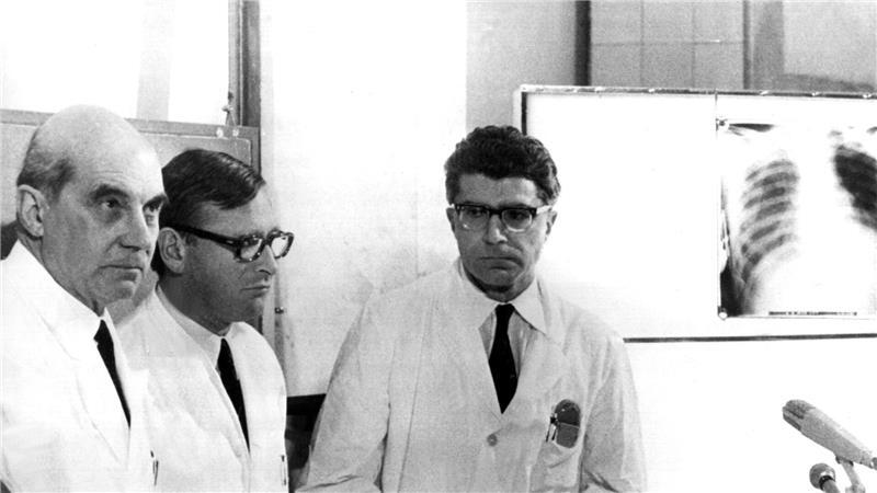 Die Münchner Chirurgen Rudolf Zenker (l), Werner Rudolph (m) und Werner Klinner (r) bestätigen am 14. Februar 1969 vor Journalisten, dass am 13. Februar 1969 die erste Herztransplantation in der Bundesrepublik durchgeführt wurde. (Archivbild)