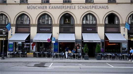 Die Münchner Kammerspiele im Stadtzentrum an der edlen Maximilianstraße - unweit vom Hofbräuhaus - sind zum „Theater des Jahres“ gekürt worden.