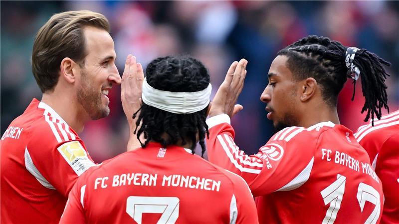 Die Münchner Torschützen (v.l.) Harry Kane, Serge Gnabry und Michael Olise beim Jubel.